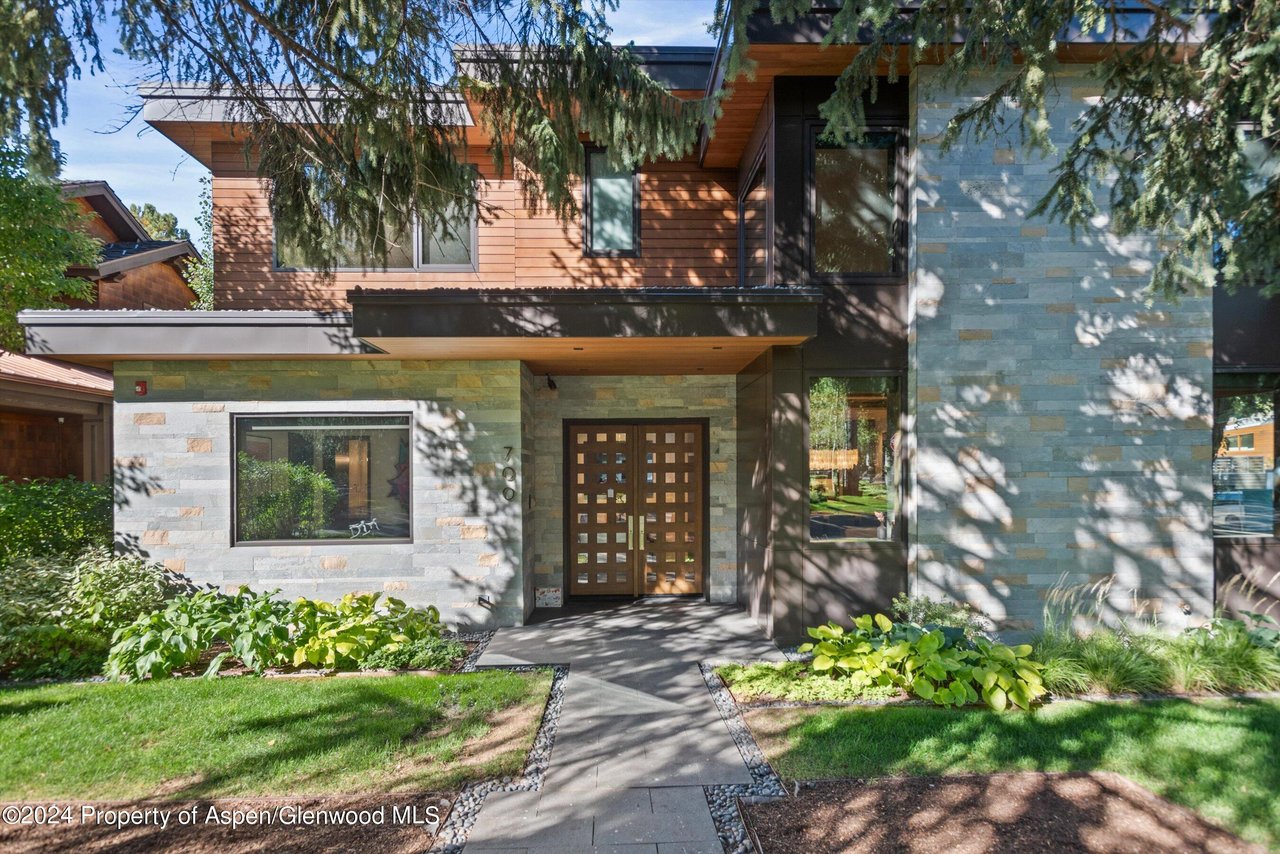 700 W Smuggler Street