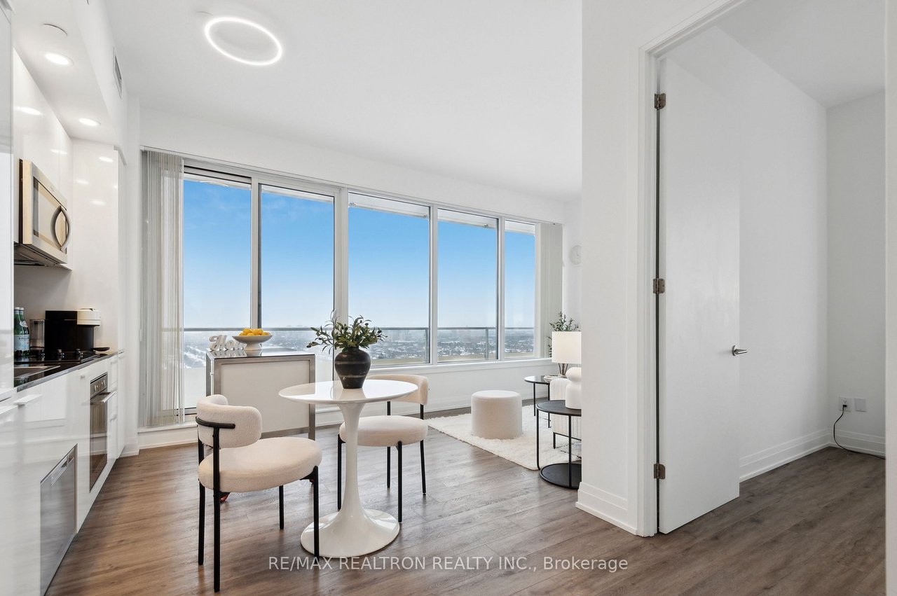 STUNNING, AIRY PENTHOUSE