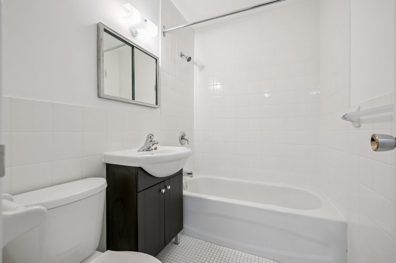 Bright 2 Bedroom Unit in Prime Port Credit Location