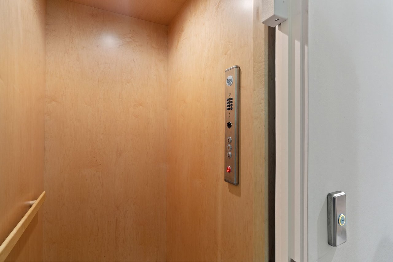 Las Lomas Contemporary