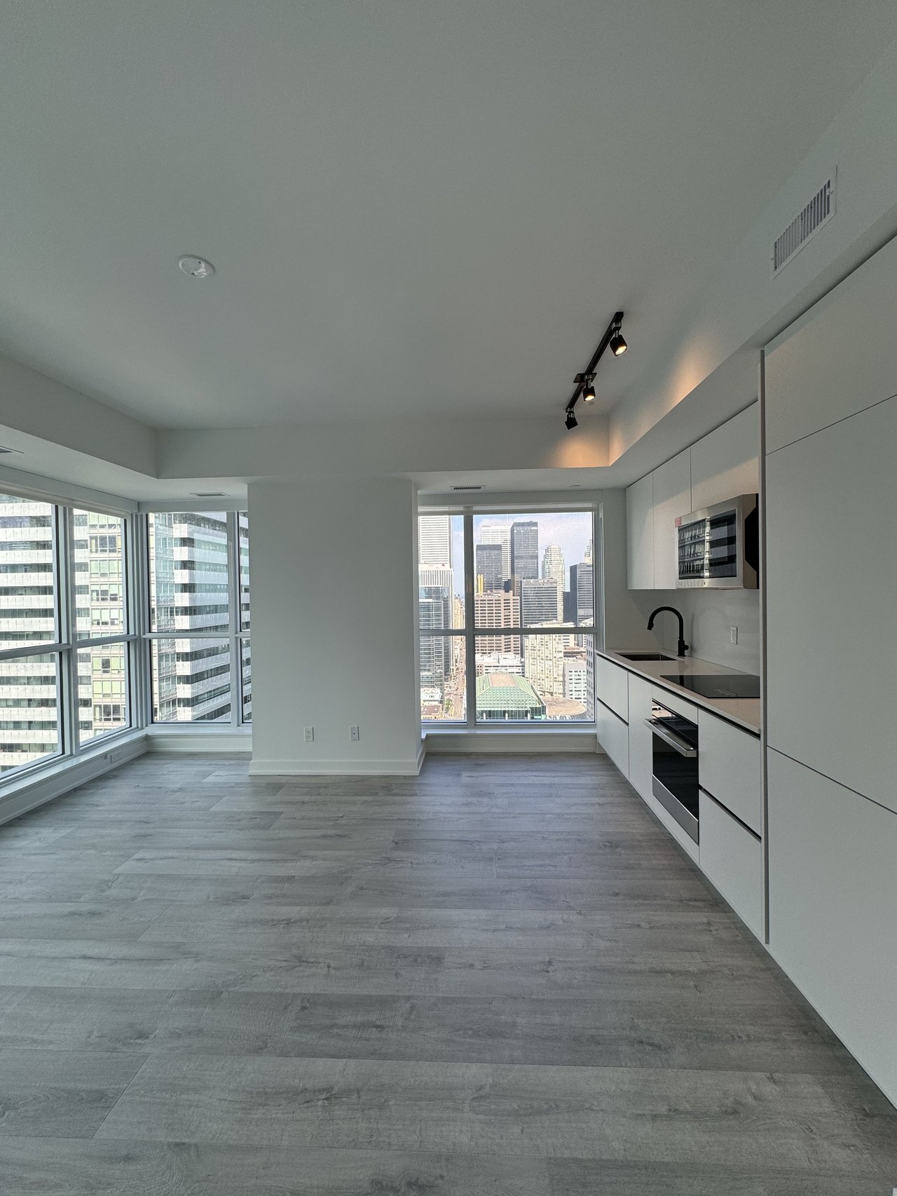 327 King Street W Unit: 3707