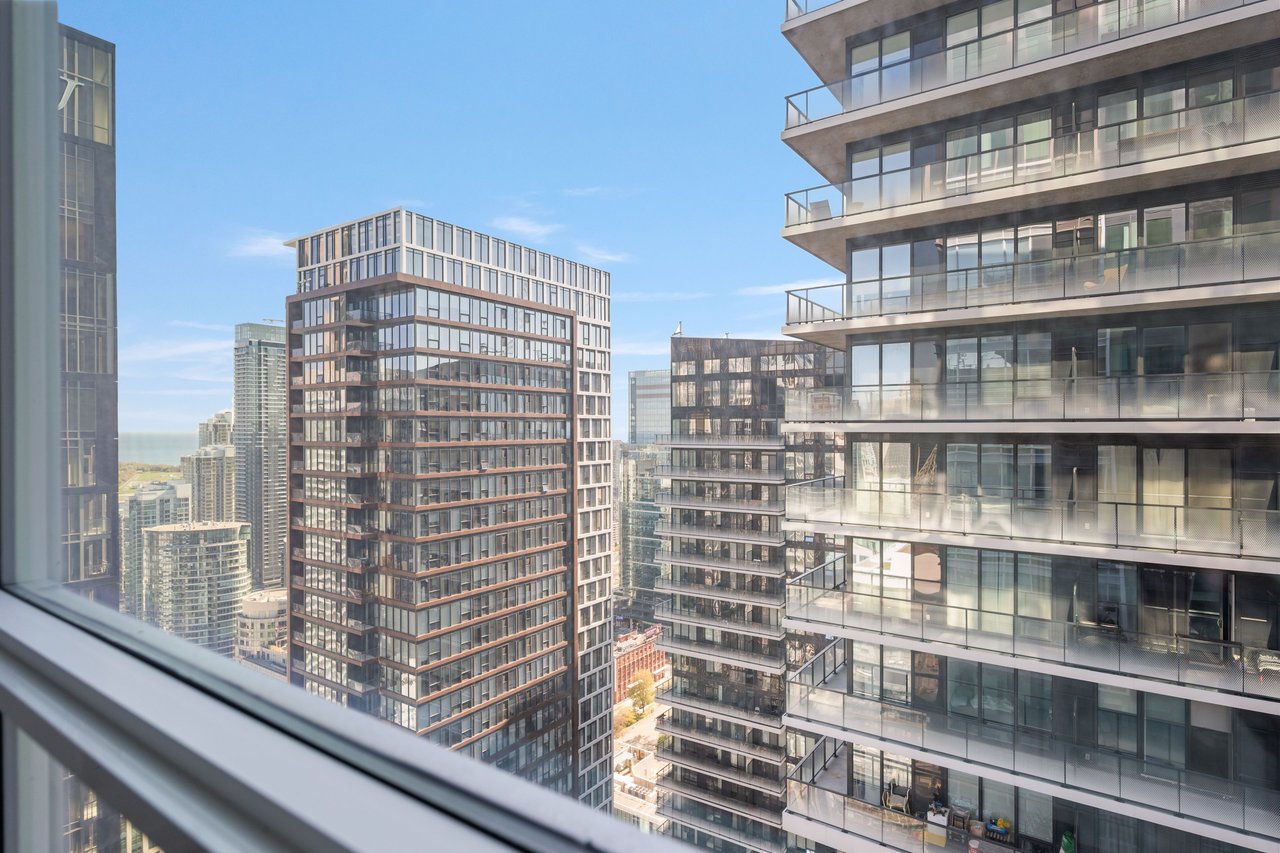 327 King Street W Unit: 4404