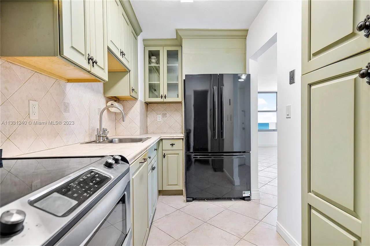 2899 Collins Ave APT 1429