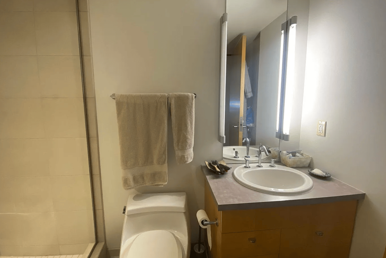 221 E College St Apt 709