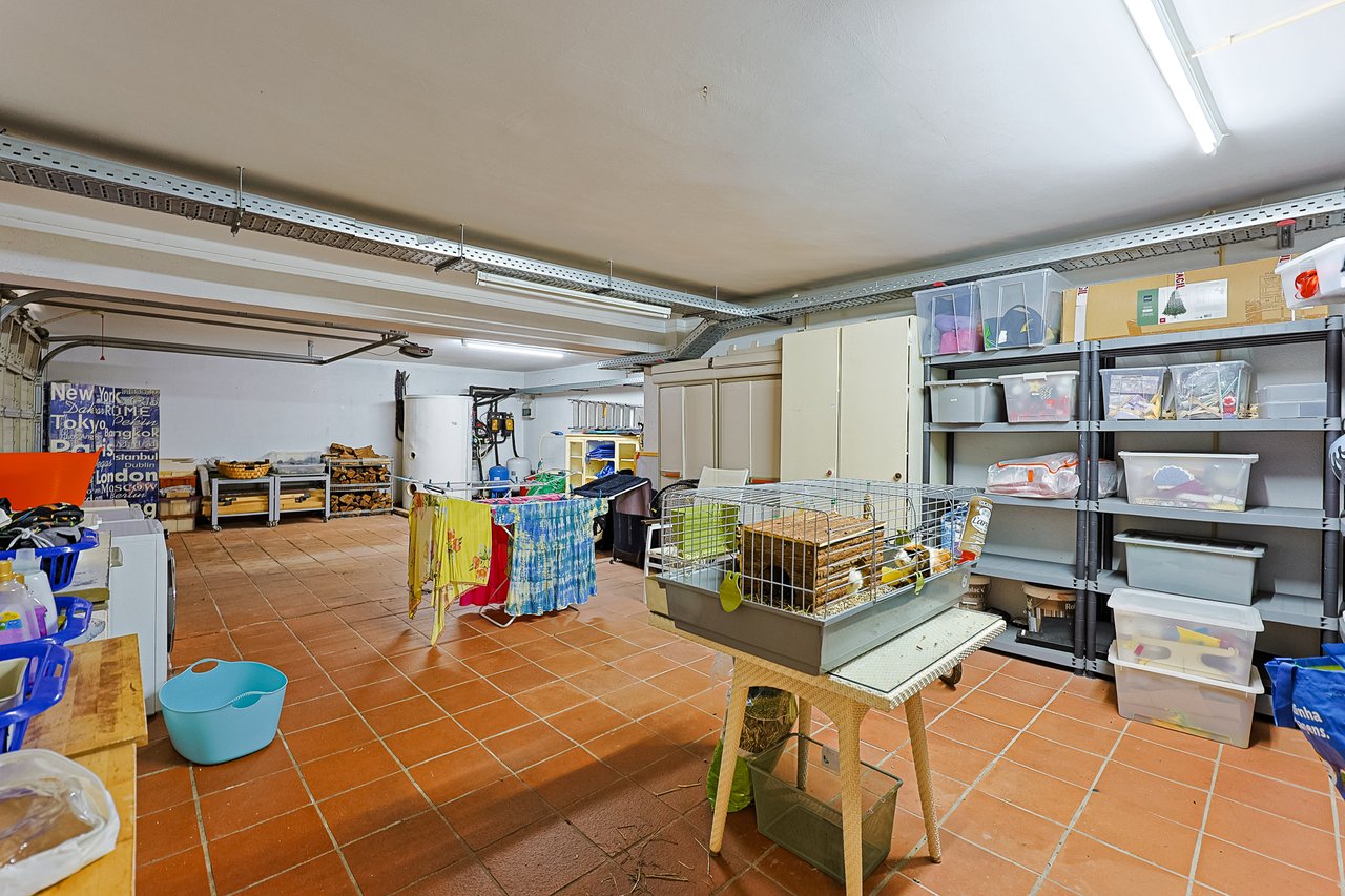 Spacious 8+2-Bedroom Villa with Pool for Rent in Cascais