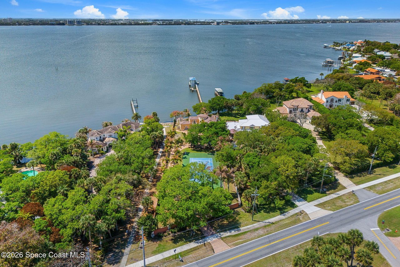 1000 N Riverside Dr