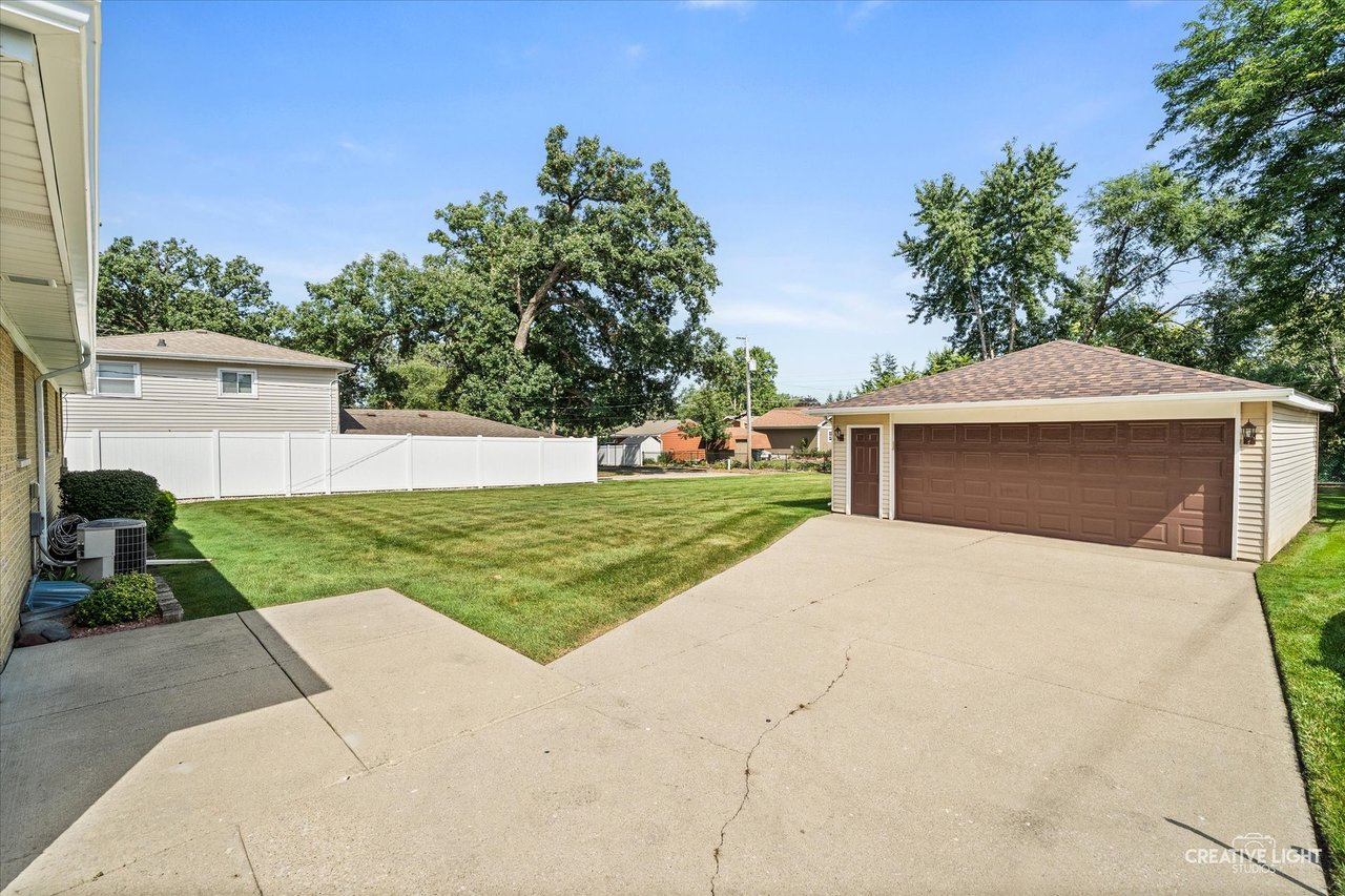Detached 2.5-car garage at 304 Crestwood Drive, Roselle, IL