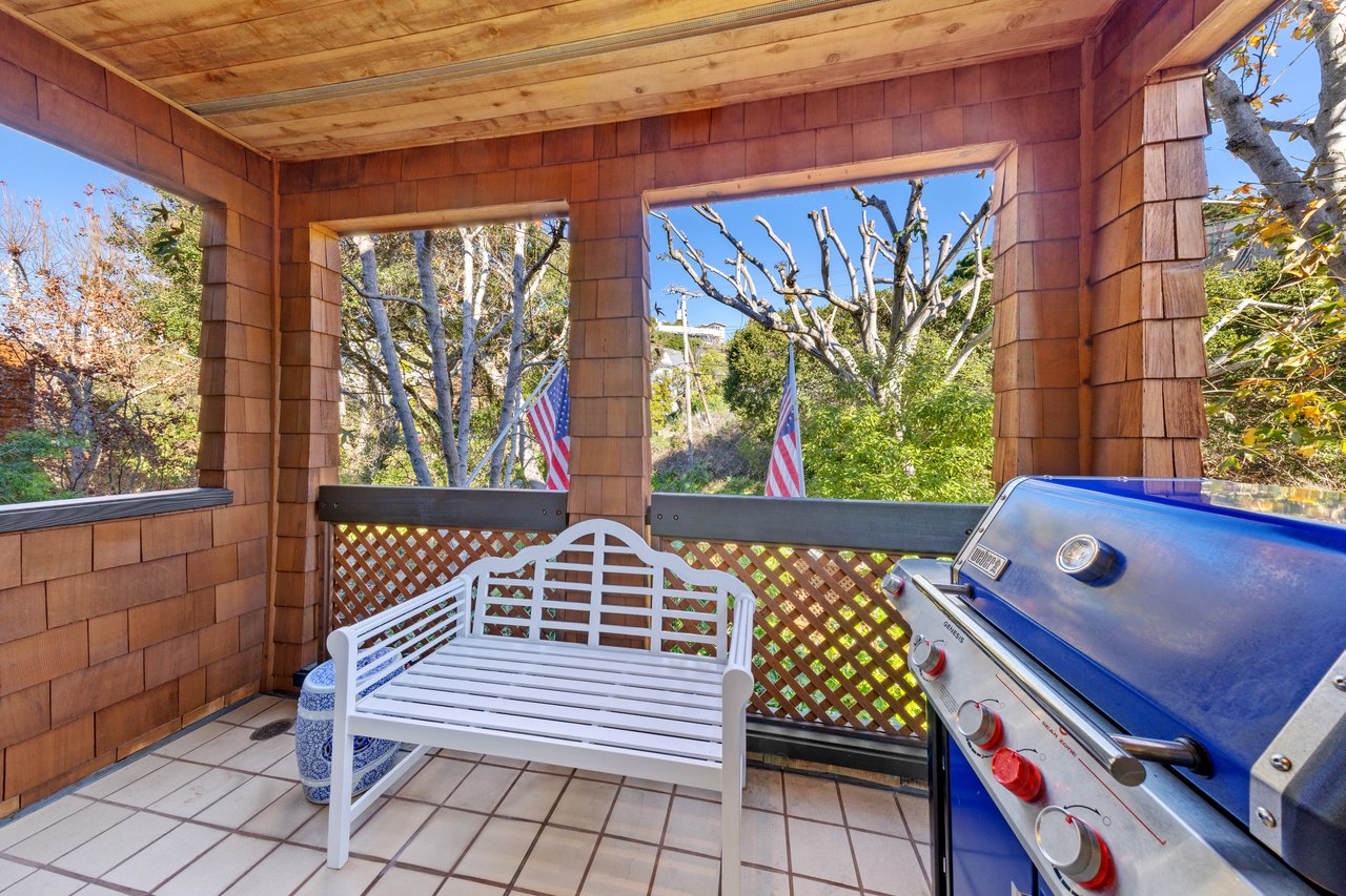 Luxurious End Unit in Point Tiburon