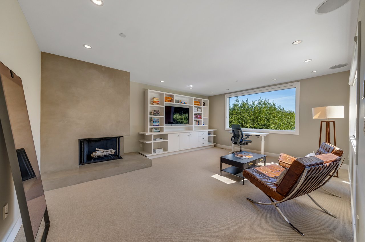 Chic and Stylish on Belvedere Island