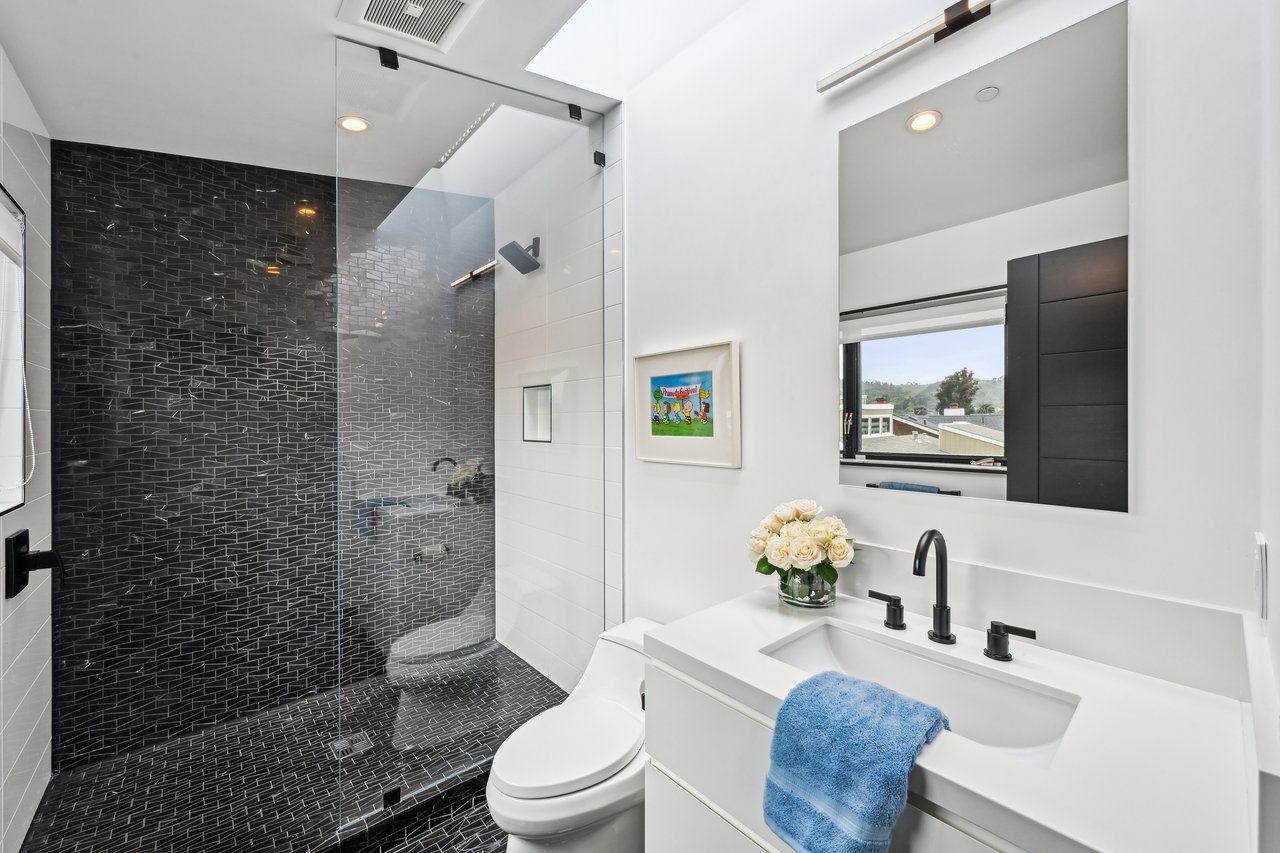 A Waterfront Masterpiece of Modern Luxury