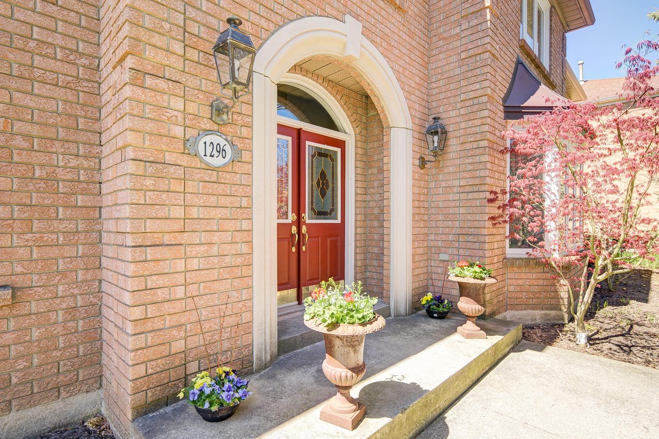 1296 Mapleridge Cres