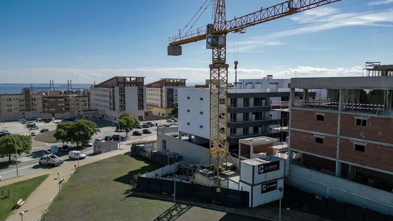 Modern 1-Bedroom Apartment in Camarate, Loures