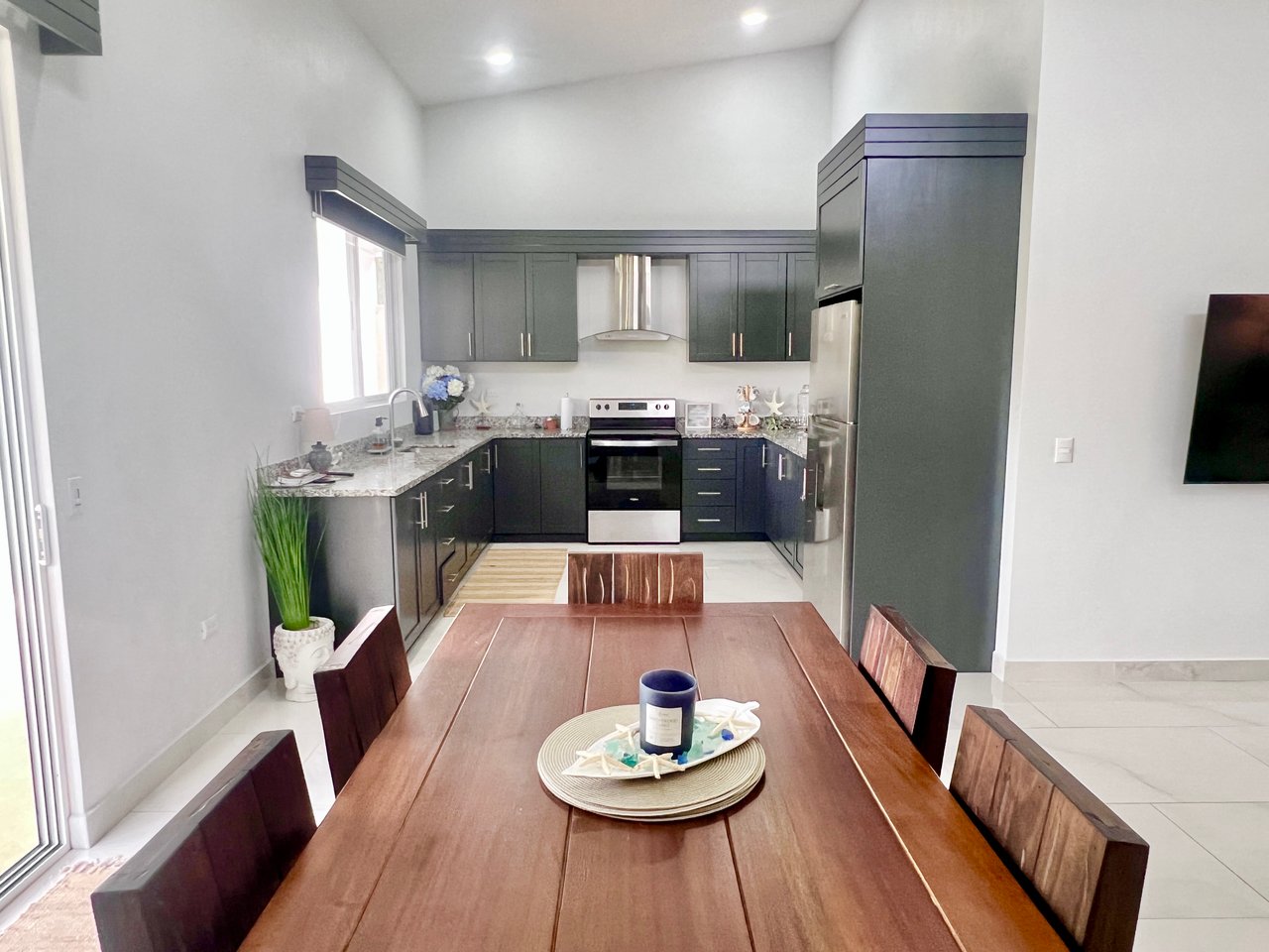 Quepos Hills Villa with pool and covered patio and tropical gardens