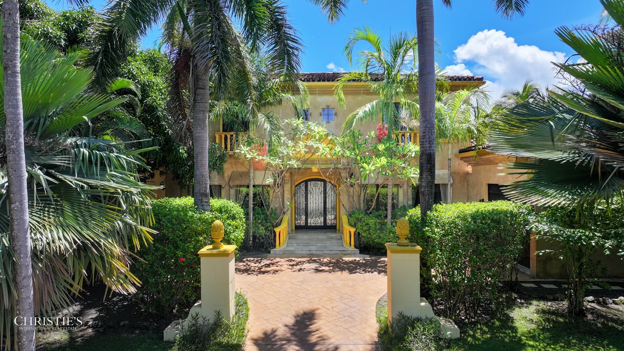 Golf-Front Tuscan-Style Estate – Villa Tuscana