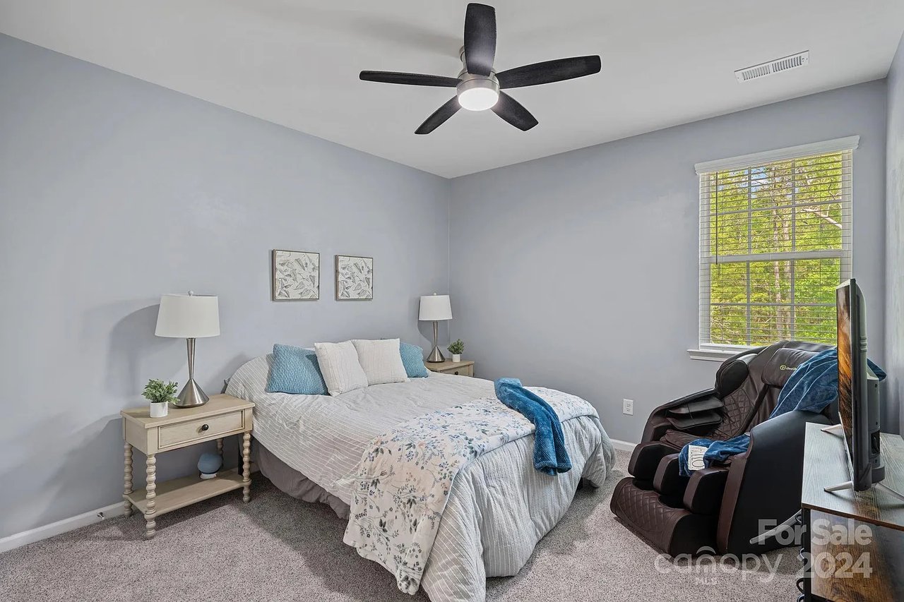 916 Pecan Tree Ln