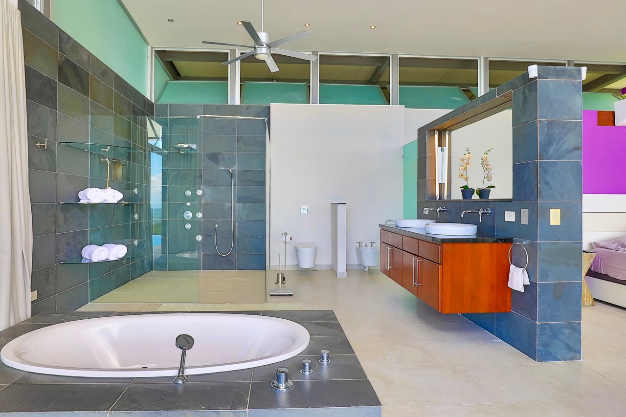 Bauhaus Modern Infinity Pool Home, Ojochal, Puntarenas