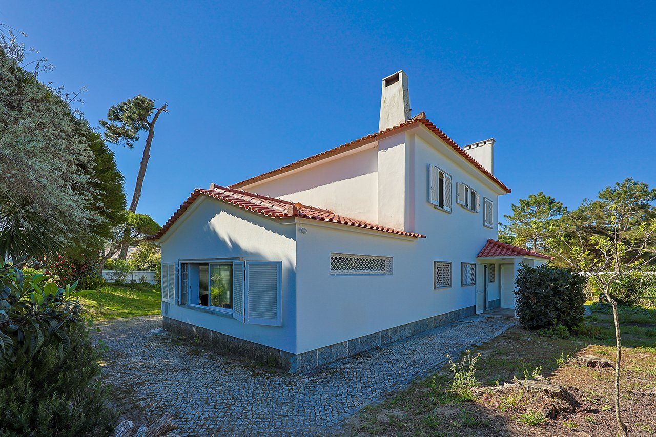 Spacious 5-Bedroom Villa with Expansive Garden Near Sintra in Colares