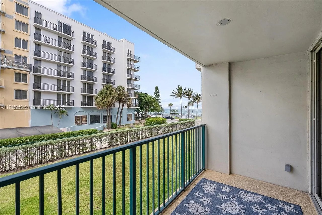 1239 Hillsboro Mile Apt 203