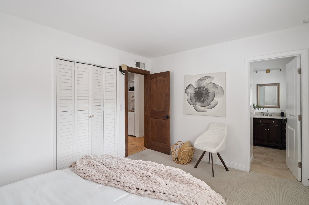 20212 Oxnard St, Woodland Hills