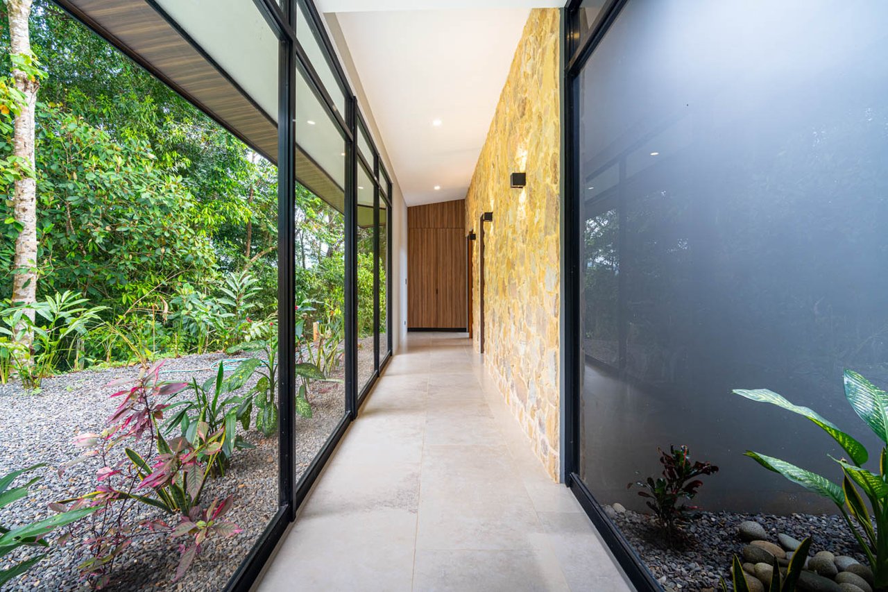 Ojochal Modern Jungle Home with Infinity Pool & Mountain Views