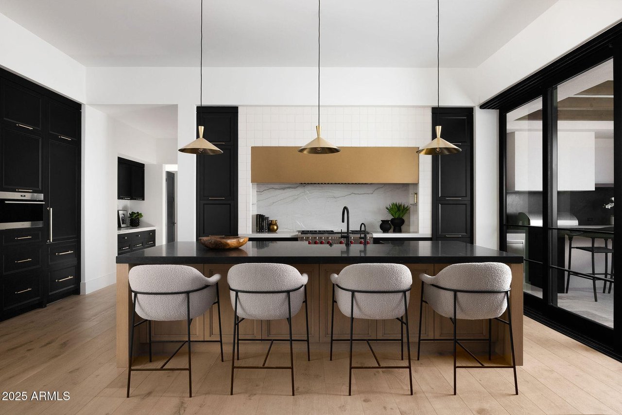 6512 E HUMMINGBIRD Ln