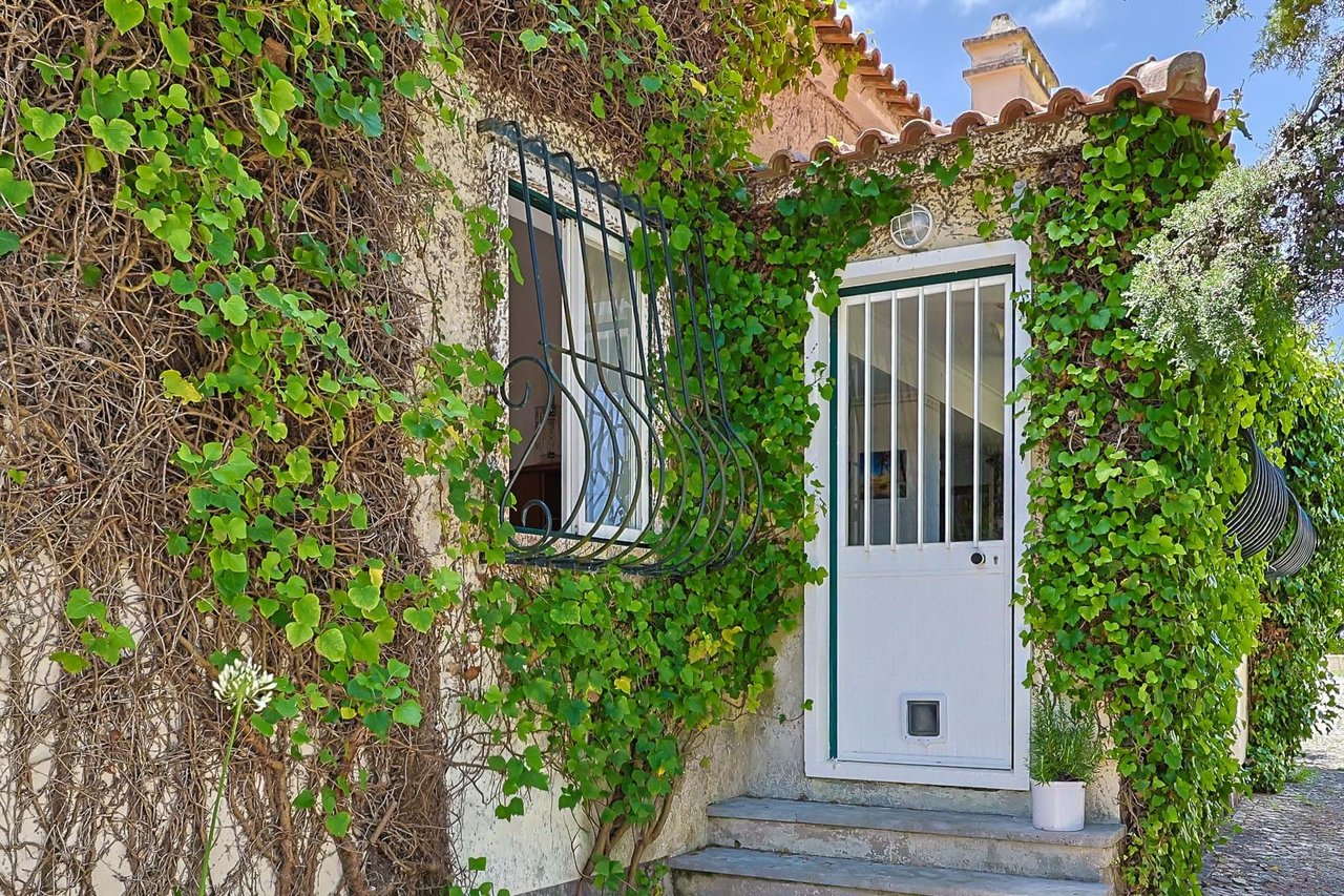 Exclusive Family Villa with Expansive Gardens Near Sintra’s UNESCO Heritage Centre