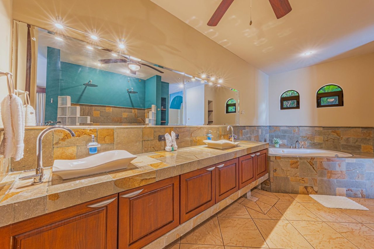 Colonial Oceanfront Rental Estate, Dominical, Puntarenas
