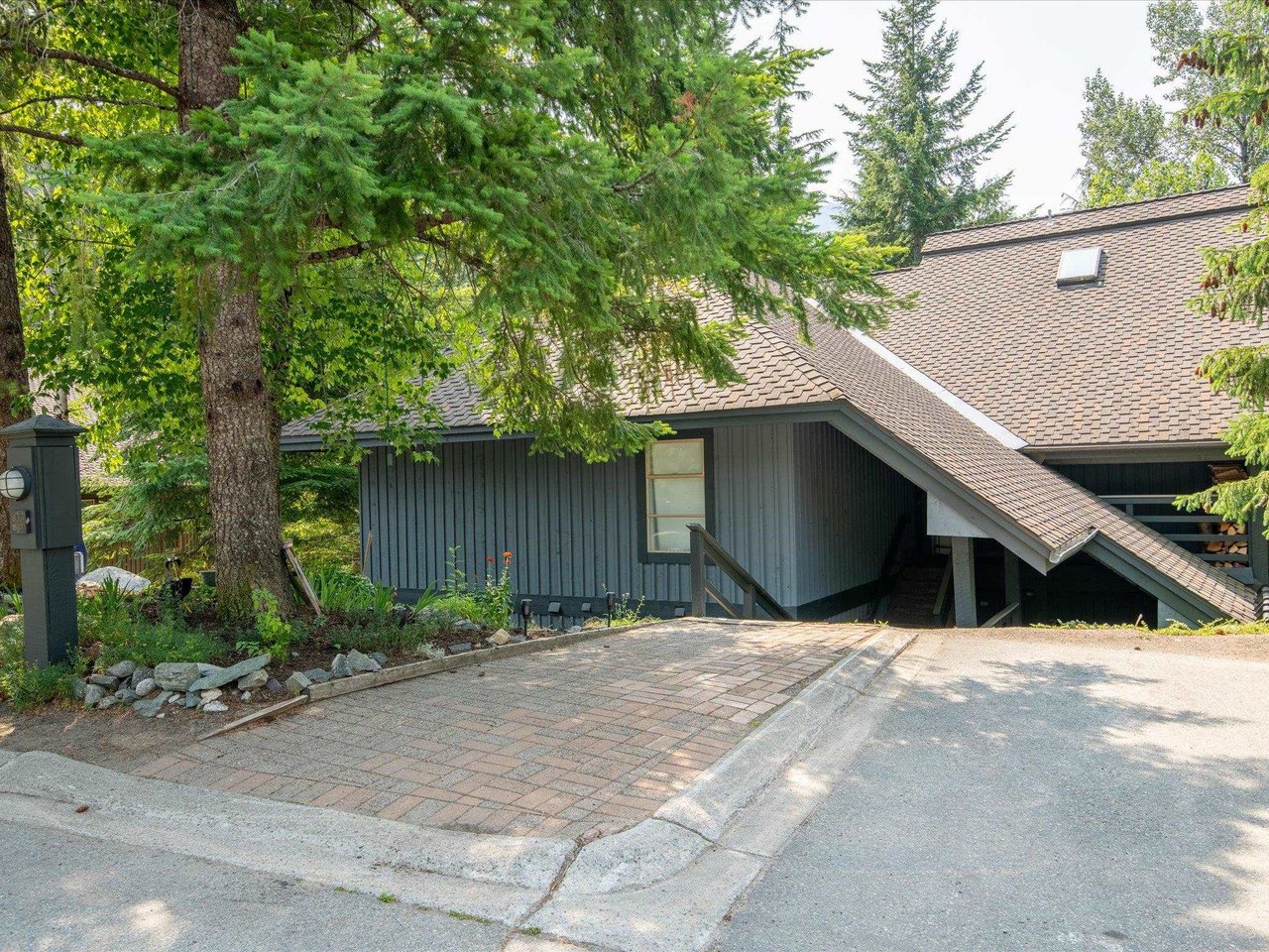 806-3050 Hillcrest Dr