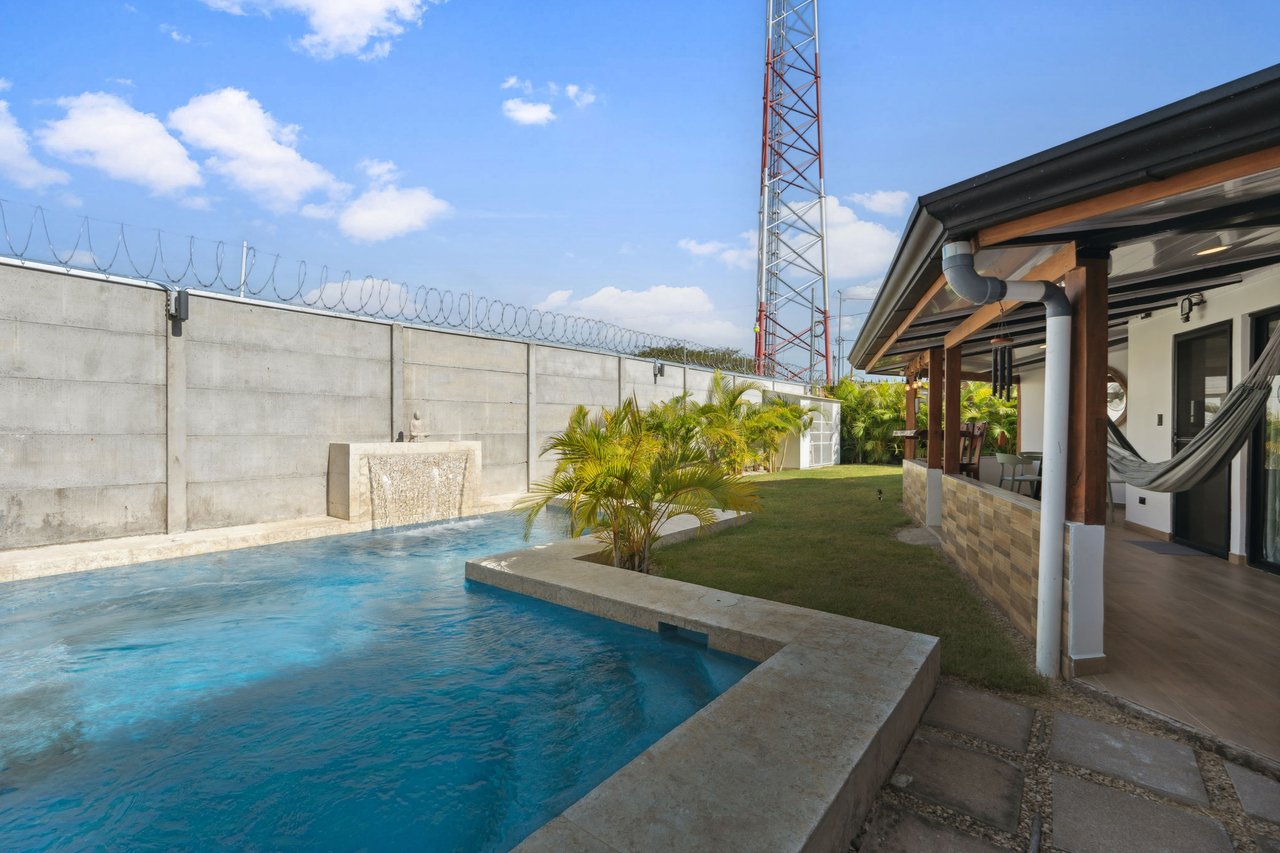 Casa Cozy | The Perfect Blend of Comfort & Convenience, Steps to the Beach!