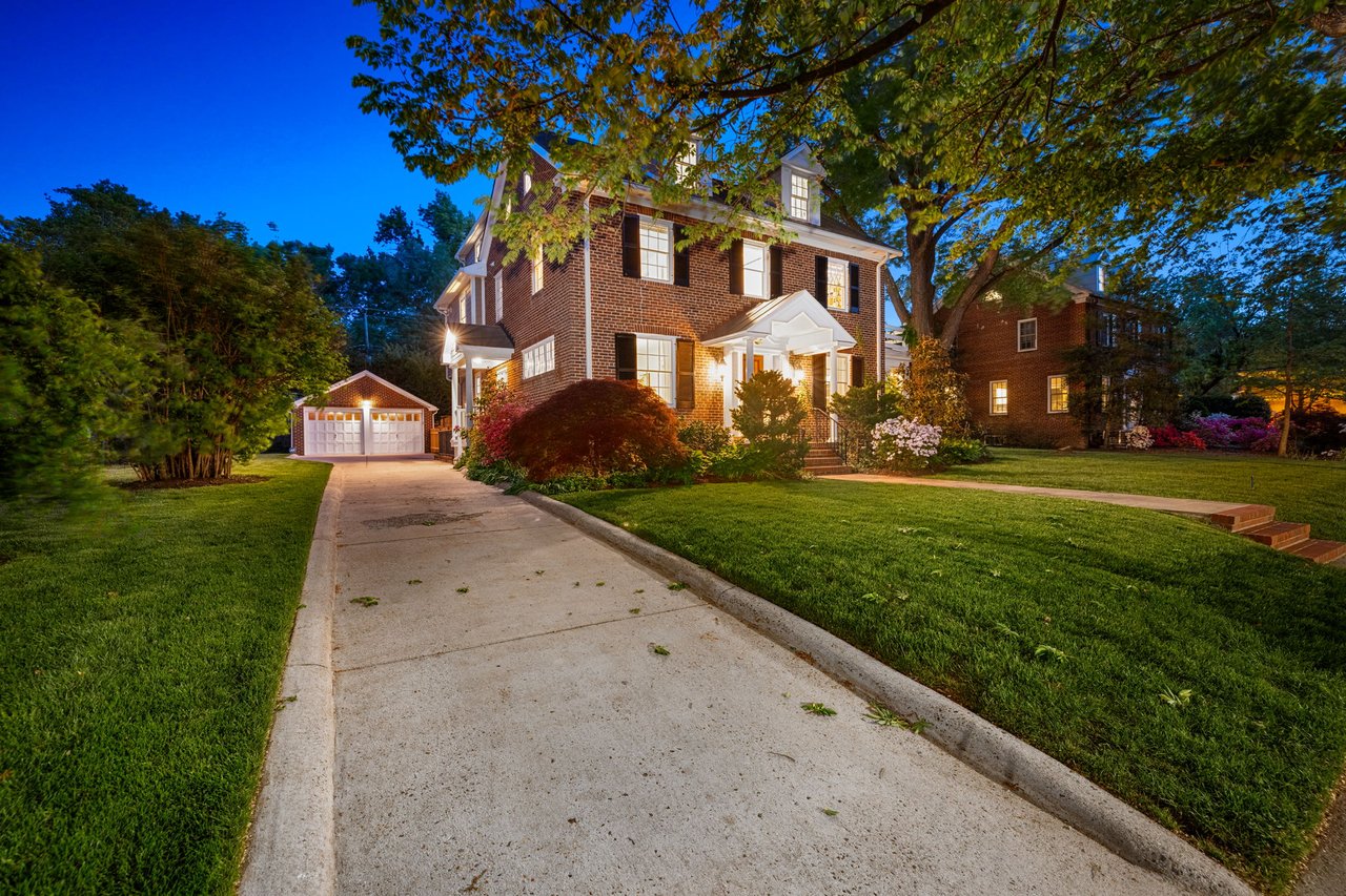 22 W OAK STREET