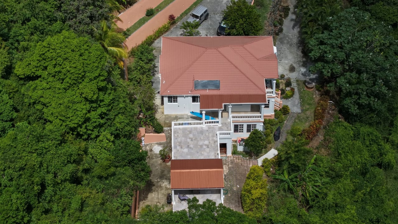 1084 Private Estate with Income