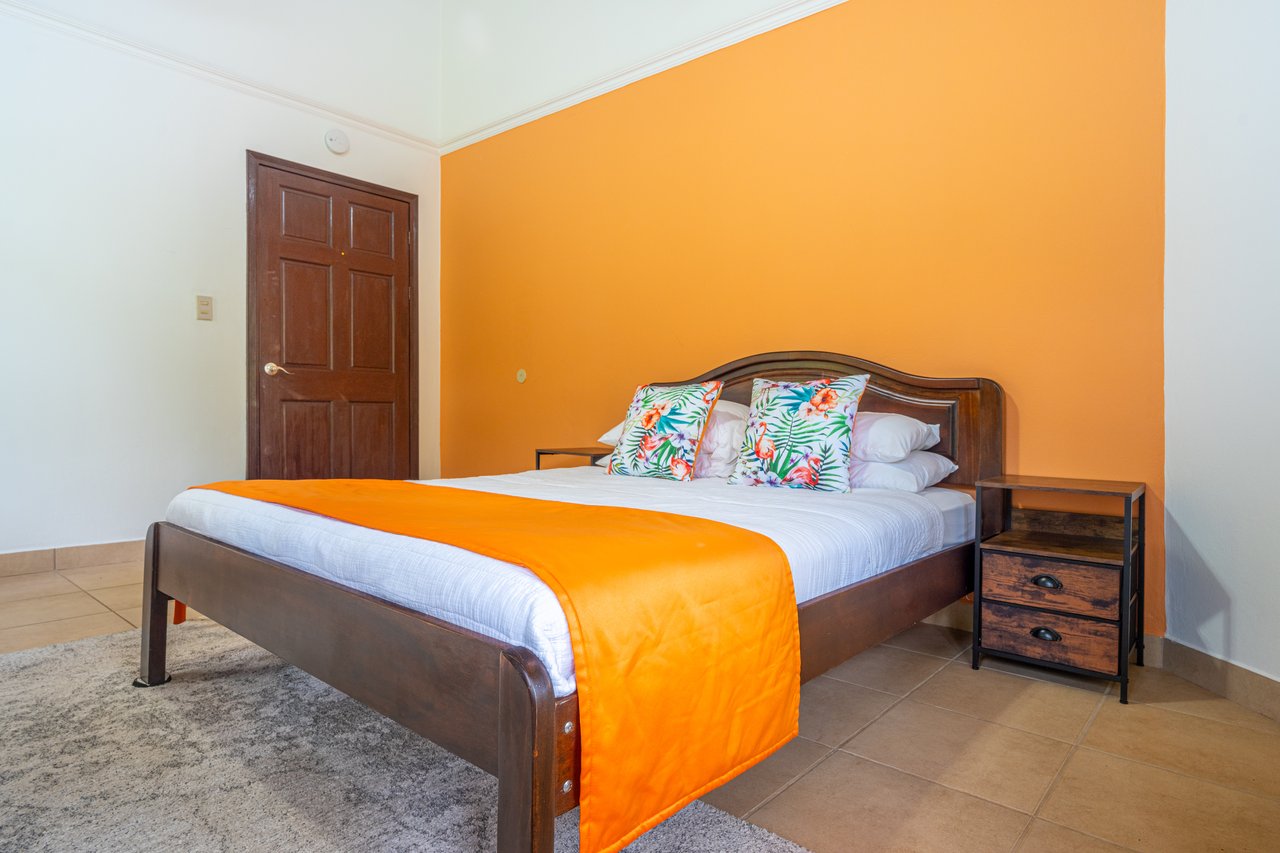 Casa Luna, 3bed /3bath Private Oasis, Convenient Location