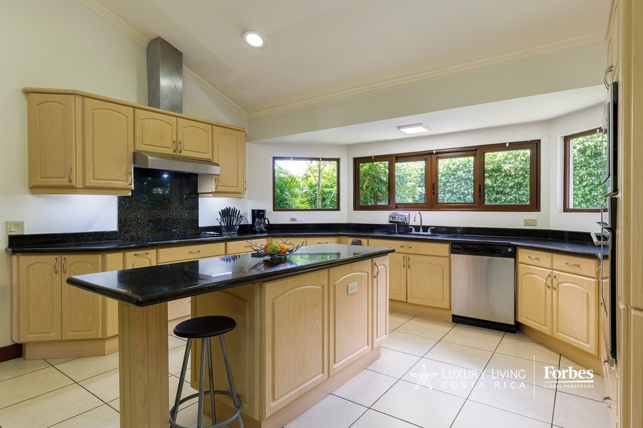 20336 - Luxury 5-bedroom home with an office and terrace in Cerro Alto, Escazú