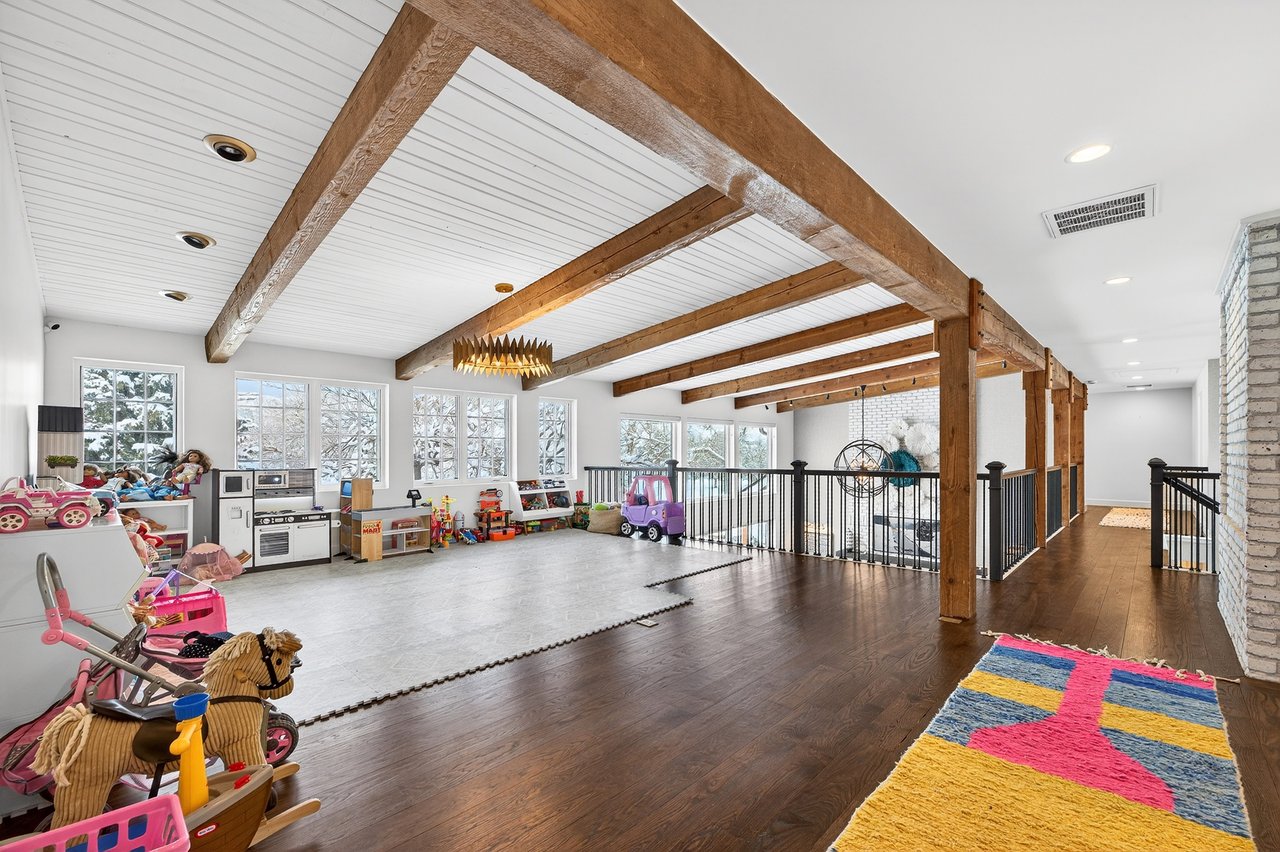 Stunning Home On The Rolling Hills Golf Course