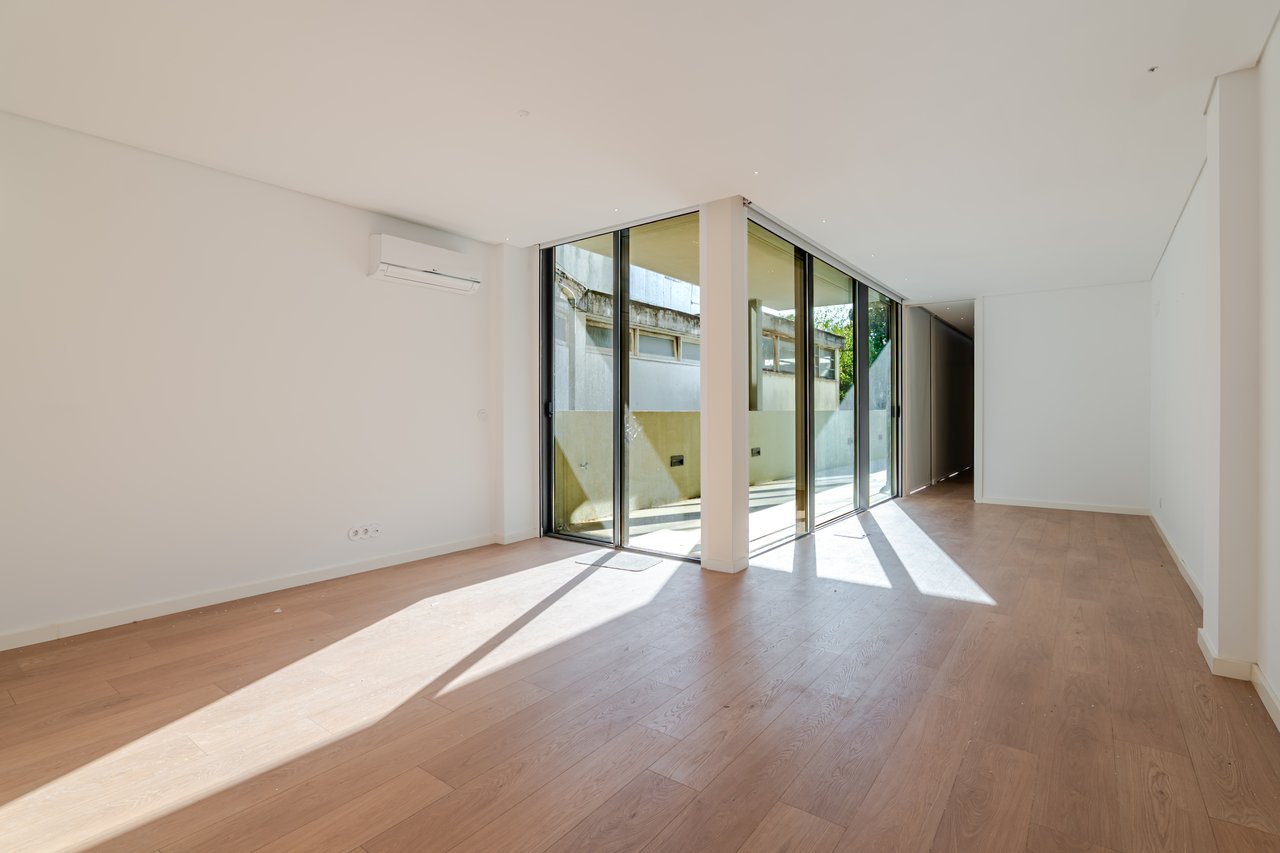 Elegant 1-Bedroom Apartment with Private Patio & Short-term Rental (AL) License in Porto’s Historic Core