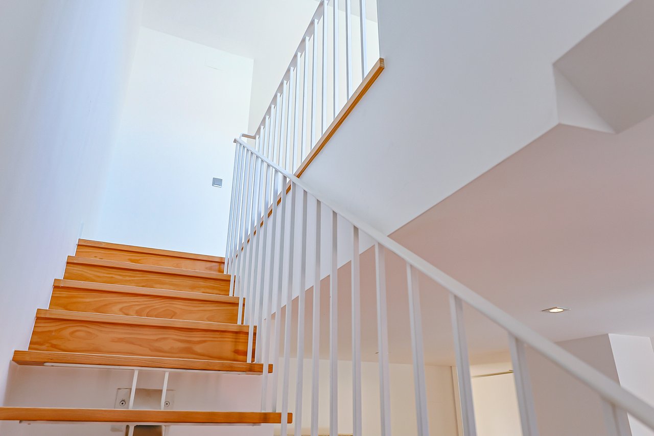 3 Bedroom Duplex with Sea View, Balcony & Private Lift in Monte Estoril
