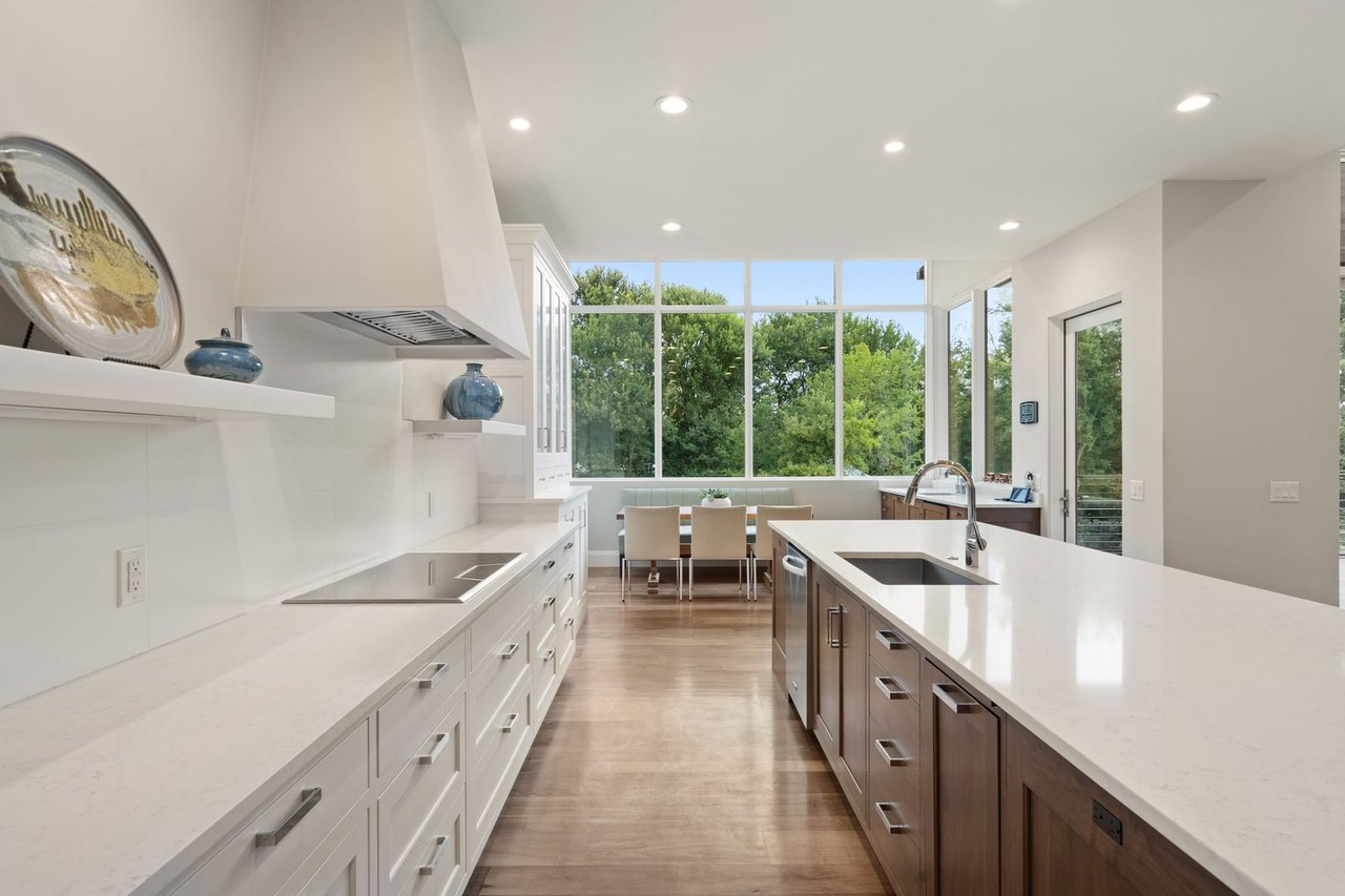 Las Lomas Contemporary