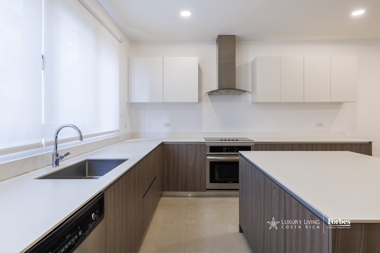 21475 - Modern apartment, 4 bedrooms + maid's quarters in Escazu for sale and rent