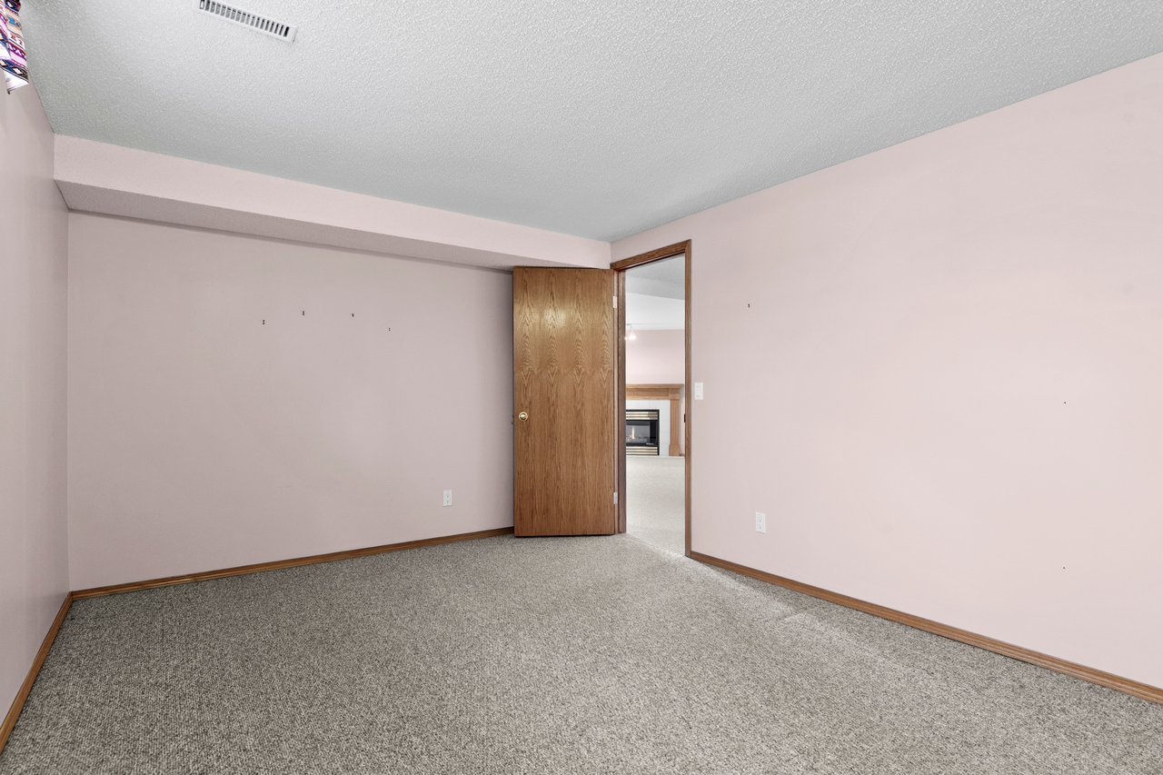 222 Arbour Cliff Close NW