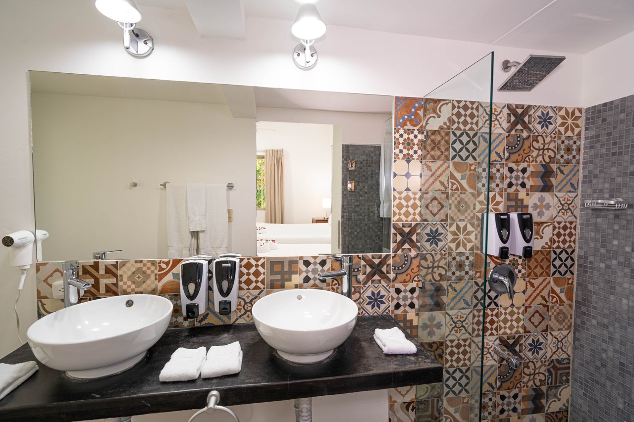 22 Unit Tropical Boutique Hotel steps from Manuel Antonio Park & Beach