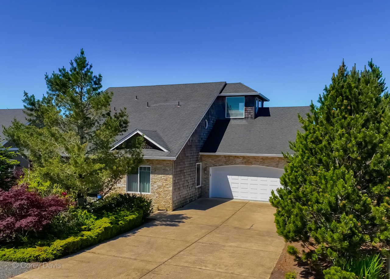 Exterior view of the sold Pine Ridge coastal home at 34540 Pinyon Dr in Manzanita, Oregon
