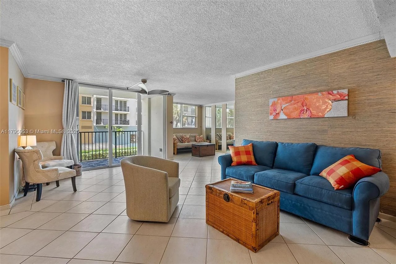 1239 Hillsboro Mile Apt 203