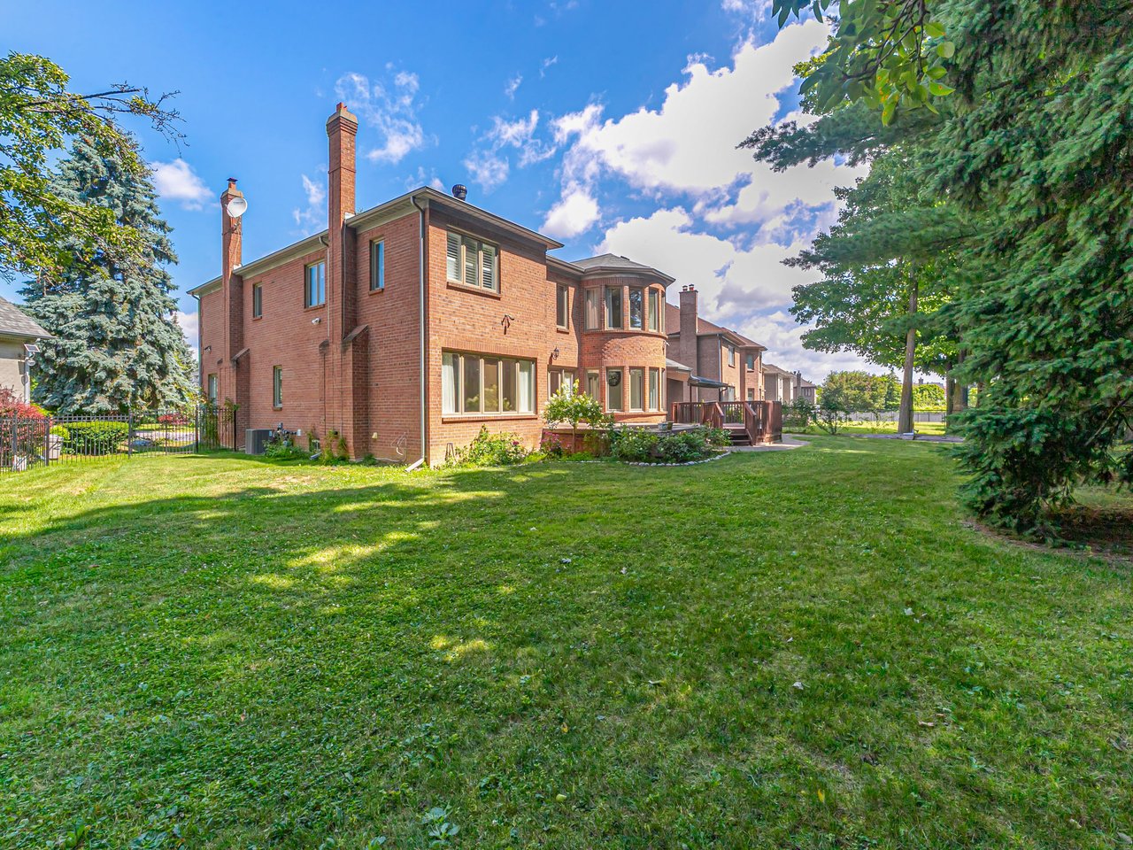 10 Edmund Crescent