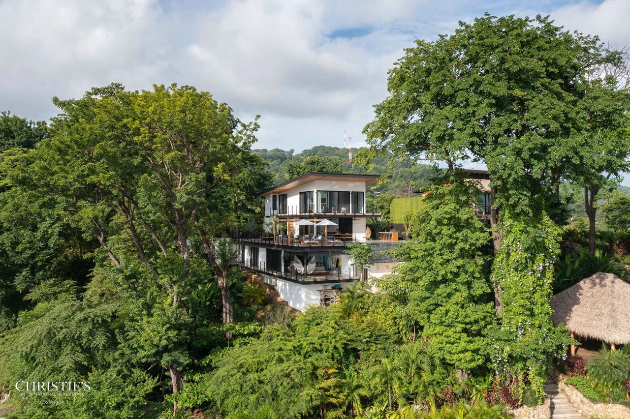 Coastal Estate with Two Villas and Dramatic Ocean Views