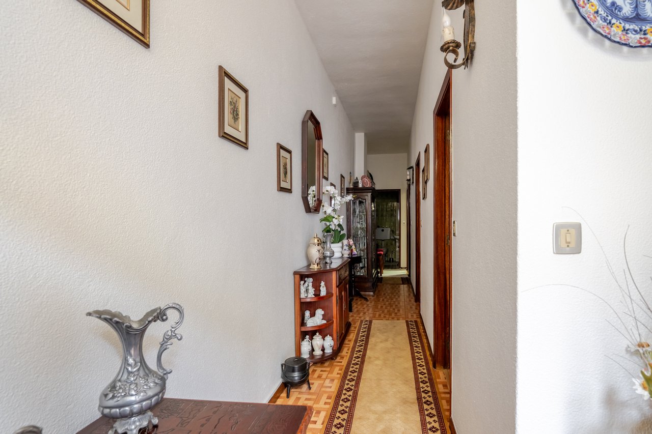 Rustic Four-Bedroom House with Private Land in Folhadela, Vila Real