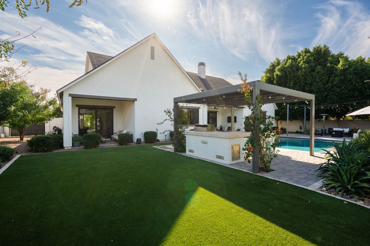 3226 E GLENROSA Avenue