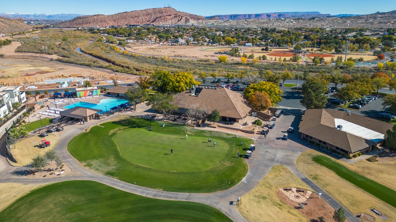 COUNTRY CLUB GOLF COURSE RETREAT