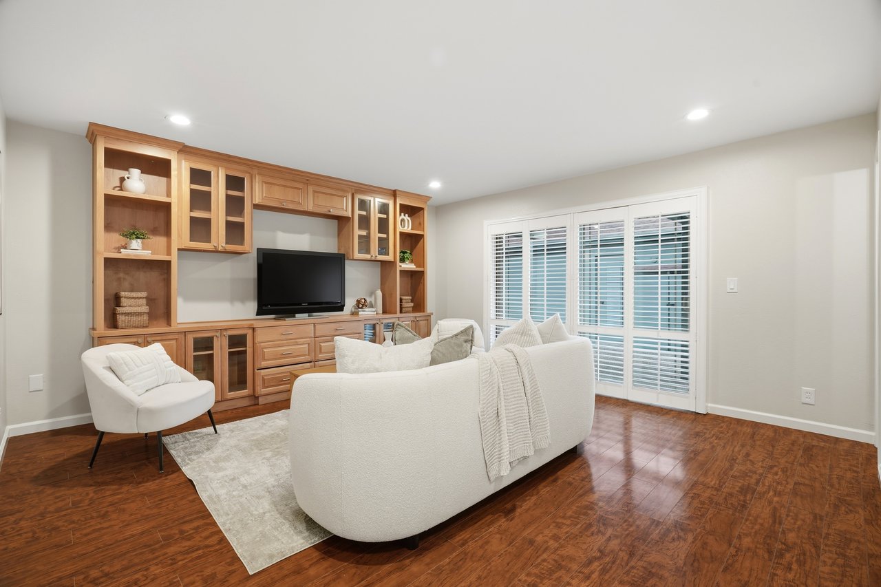 1554 Queenstown Court