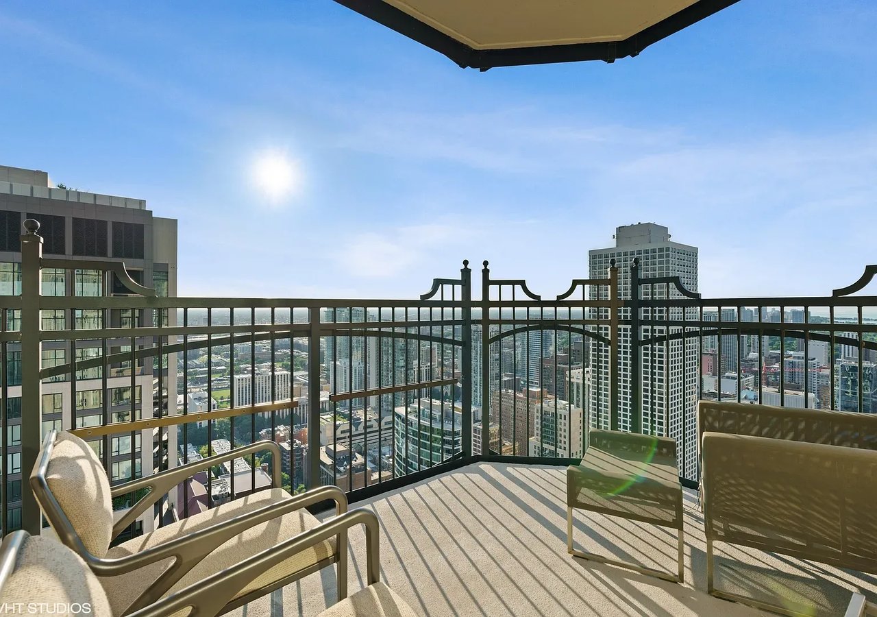 11 E Walton St APT 4202