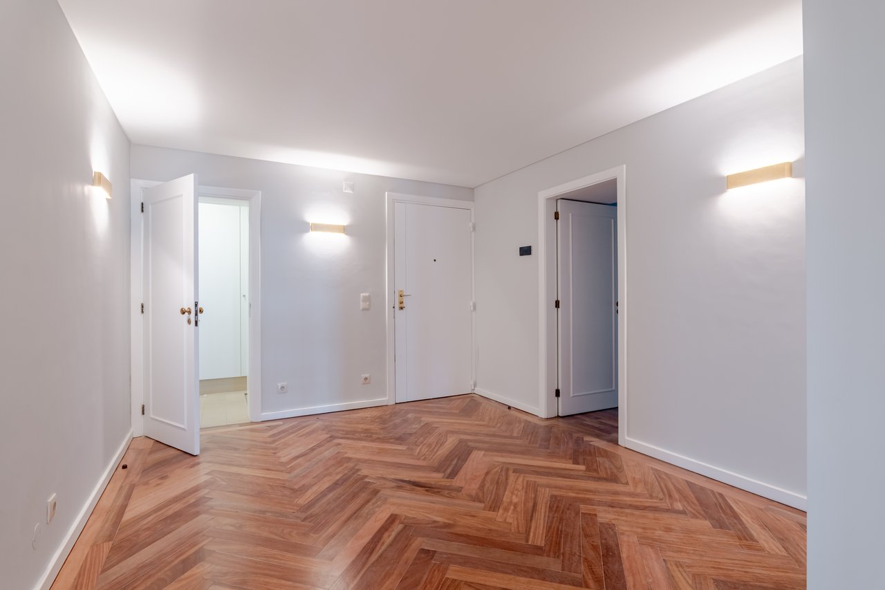 Luxury 5-Bedroom Apartment with Balcony & Private Garage in Foz do Douro, Porto